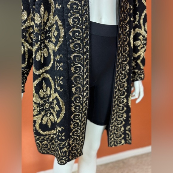 Distinctly Different Vintage Elegant Black and Gold Women's Sweater Size 47 - Picture 9 of 13